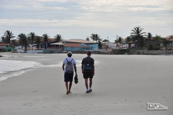 Guto e Leo, pai e filho, no início da caminhada de Fortim a Canoa Quebrada, no litoral do Ceará